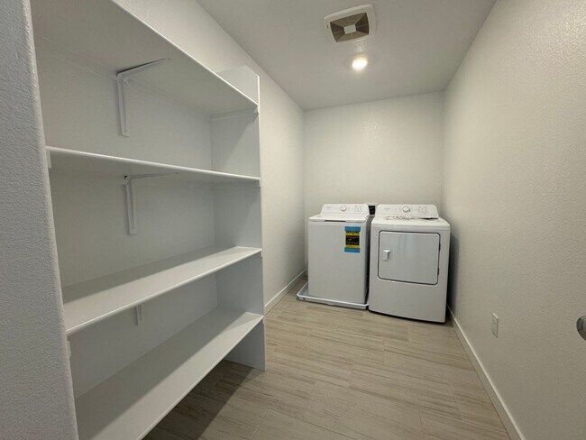 Building Photo - 10962 Admiral Cv Wy