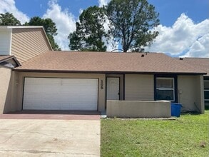 Building Photo - ***Charming 2/2 Hidden Lake Villa in Sanfo...