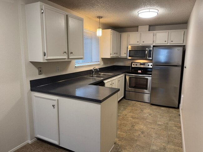 Building Photo - Spacious ground level 1br/1ba Apt with attached garage and washer/dryer in unit