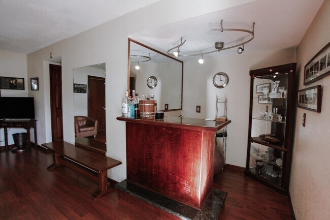 Building Photo - 1632 Siskiyou Dr