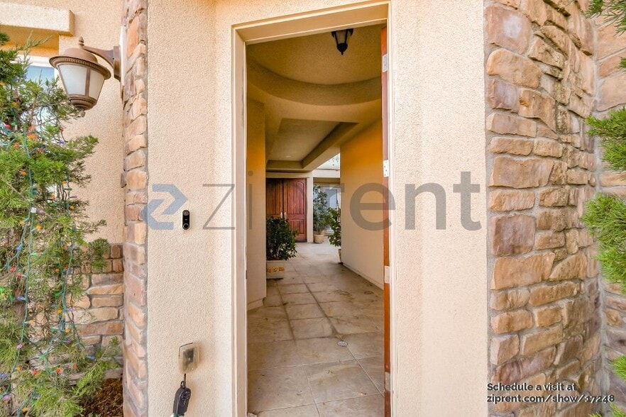 Building Photo - Unit
