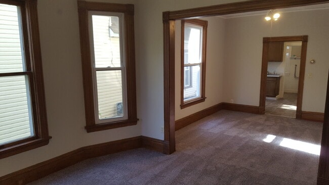Building Photo - Charming 1-Bedroom Retreat on Colfax Ave – Your Cozy Minneapolis Haven Awaits!