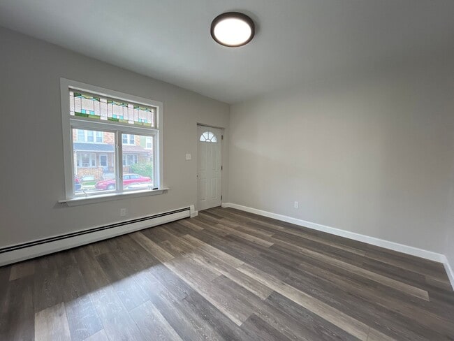 Building Photo - Freshly updated 3-bedroom, 1-bath twin hom...