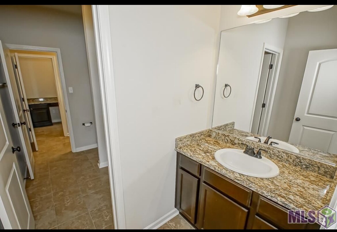 Building Photo - 657 Northbrook Dr