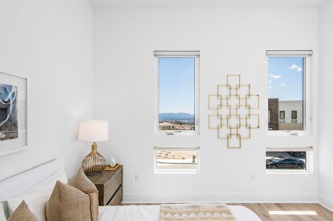 Building Photo - Fantastic 5 bed 4.5 bath with Pool in Porter Ranch !