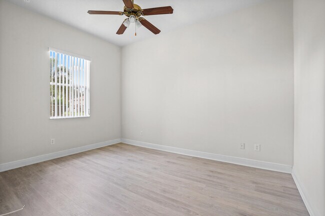 Building Photo - 1092 SW Majorca Ave