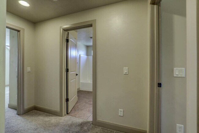 Building Photo - Beautifully Designed 5 Bedroom Home in Was...