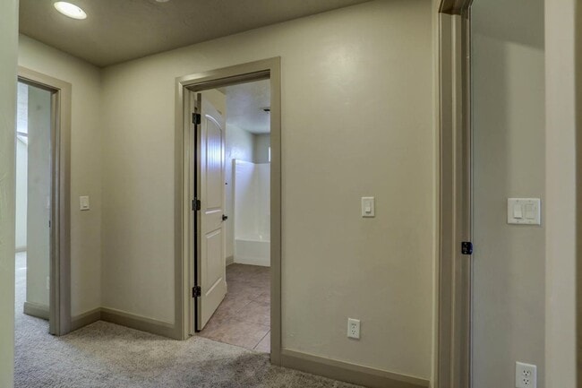 Building Photo - Pet Friendly! Beautifully Designed 5 Bedroom Home. 6 Month Lease!