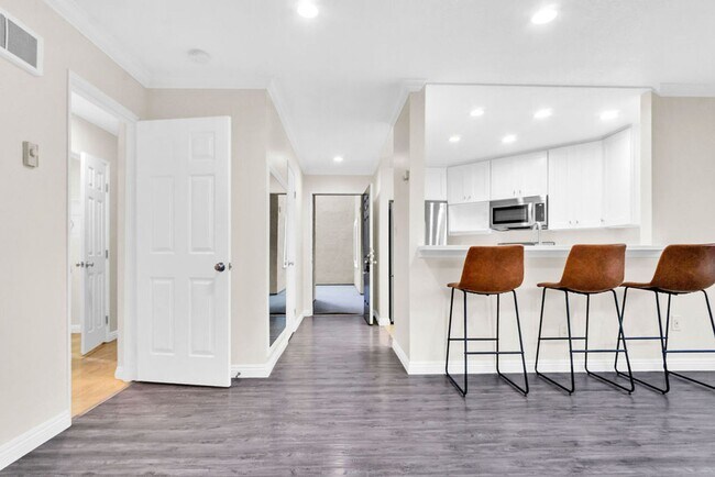 Building Photo - Beautiful one bedroom/one bath in the Verano community at UTC! Close to so much!