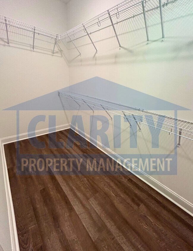 Building Photo - Spacious 4-bedroom home in prime Cleveland...