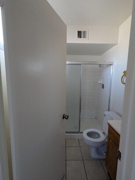 Building Photo - 563 N Santa Anna