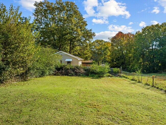 Building Photo - "2-Bed Bungalow with Granite Touches & Gleaming Hardwoods in Durham!"