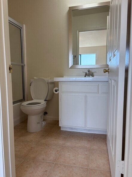 west bdrm bathroom - 2470 Corinth Ave