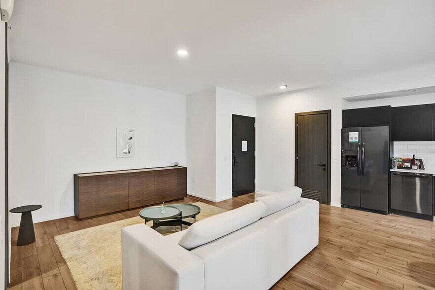 Building Photo - 398 NE 5th St