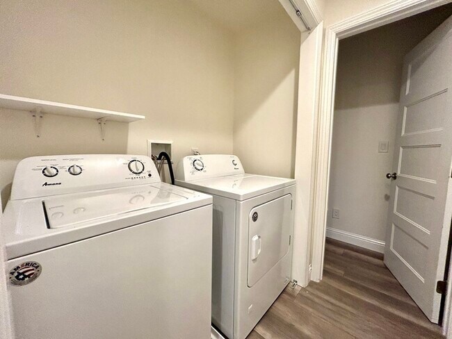 Building Photo - Beautiful Updated 2 Bedroom 2 Bathroom - C...