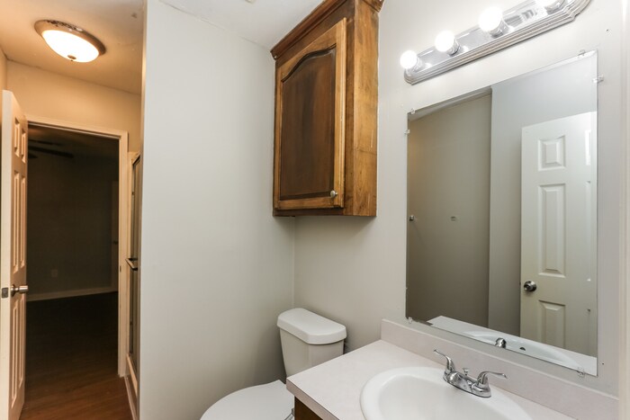 Building Photo - 1012 Red Oak Dr
