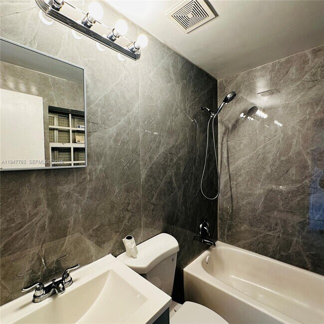 Building Photo - 732 Moffett St