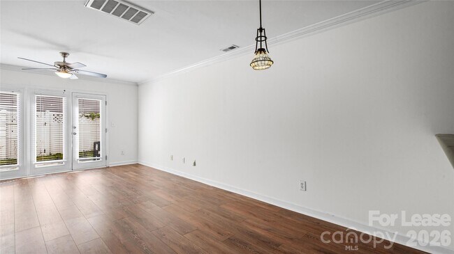 Building Photo - 1224 Green Oaks Ln