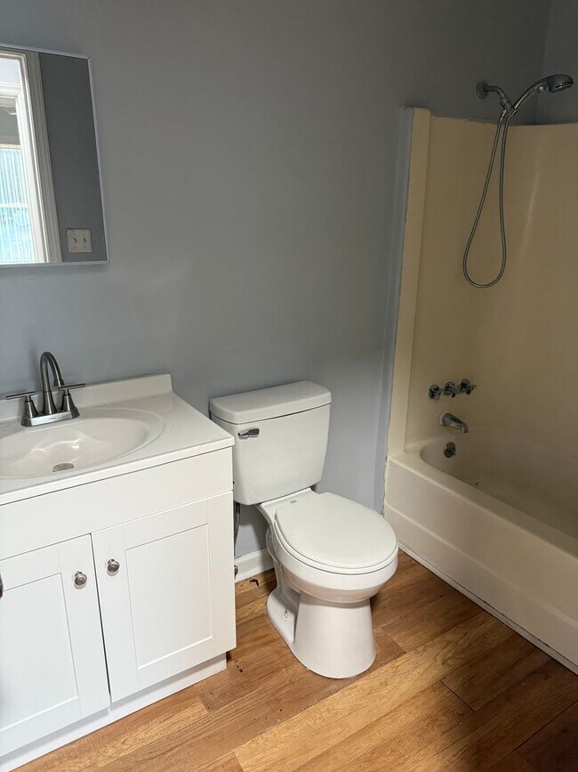 Building Photo - UPDATED 3 bedroom