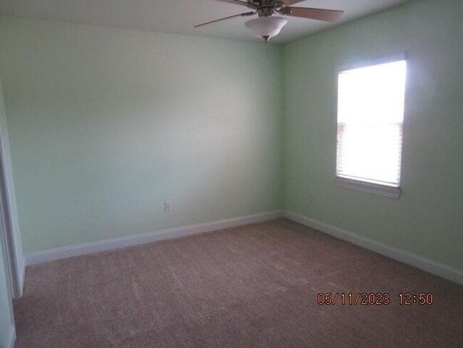 Building Photo - Upgraded End-Unit Townhome Minutes From Eglin AFB