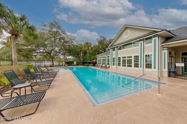 Building Photo - 13703 Richmond Park Dr N