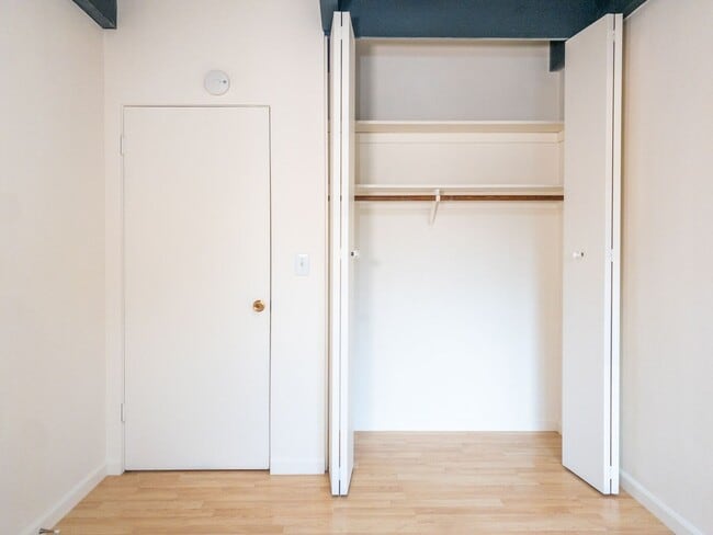Building Photo - Tranquil Top Floor 1BR/1BA Unit! Large Private Balcony! Tam Valley! Parking! Laundry! Storage! PR...