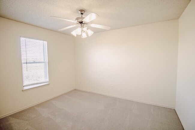 Building Photo - 3/2/2 Tucked Away in a Quiet Cul-de-Sac