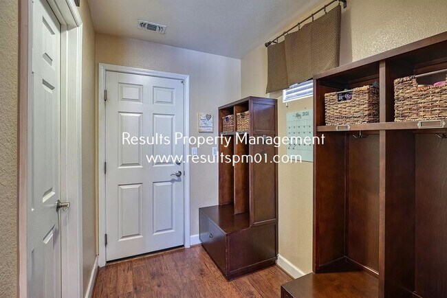 Building Photo - Spacious and upgraded 4 Bed 3 Bath Roseville Home