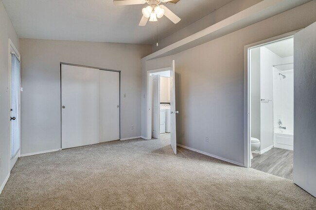 Building Photo - Uptown Townhome - 2BD / 2.5BA - Near Downt...