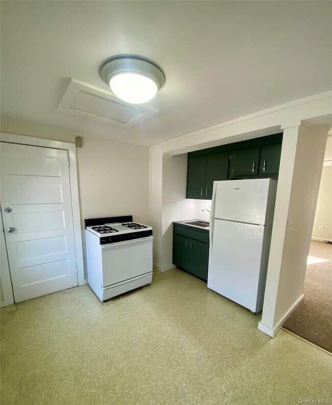 Building Photo - 6 Willow Ave