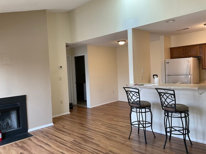 Building Photo - 2110 Aspen Dr