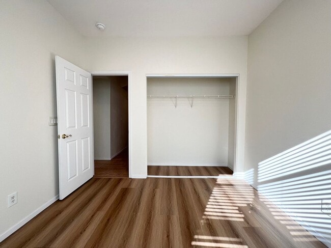 Building Photo - Beautiful two-story home with 5 bedrooms