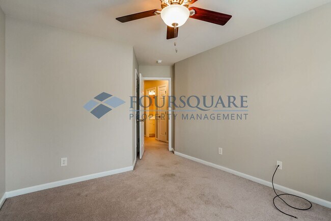 Building Photo - Townhome |Fenced Back Patio with Privacy F...