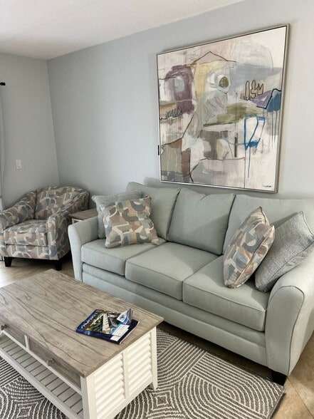 Building Photo - 2300 NE 1st Ln