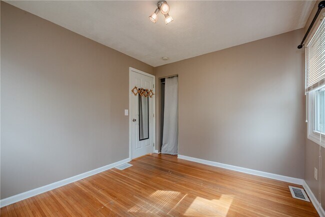 Building Photo - 133 River Meadow Dr