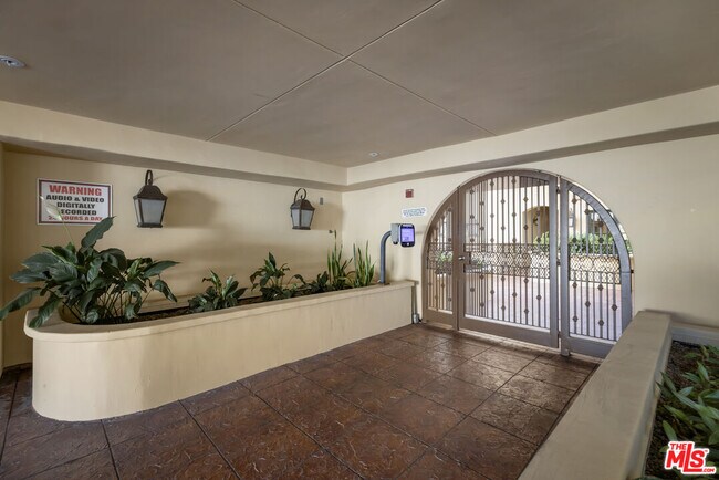 Building Photo - 851 N San Vicente Blvd