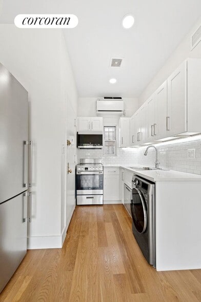 Building Photo - 421 E 81st St