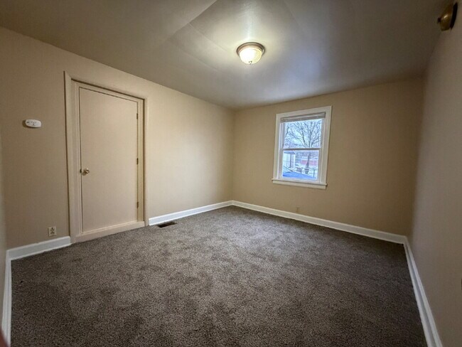 Building Photo - Special: 2BR, 1BA duplex $300 off for a lease starting 3/1/26 or sooner. (Do not apply without sp...