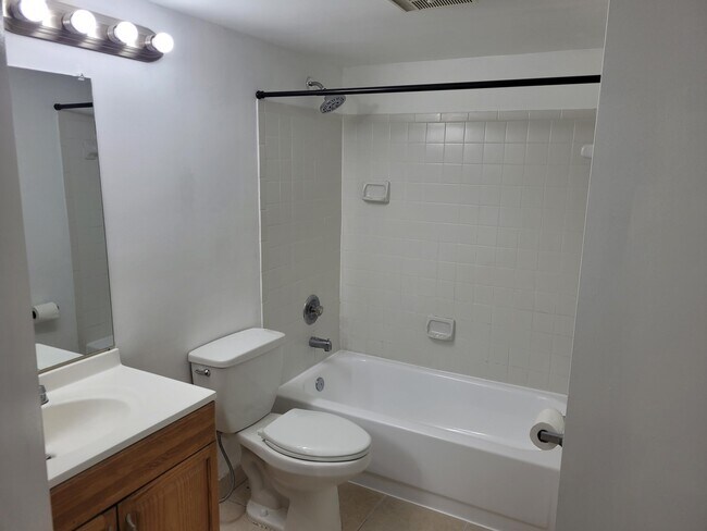 Building Photo - 1200 Coral Club Dr