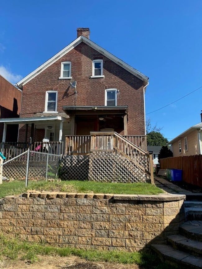 Building Photo - Three Bedroom in West Bethlehem