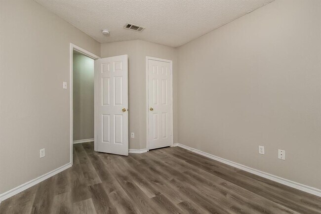 Building Photo - 2310 Summit Dr