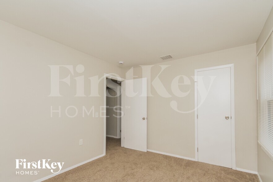 Building Photo - 639 N Martha St