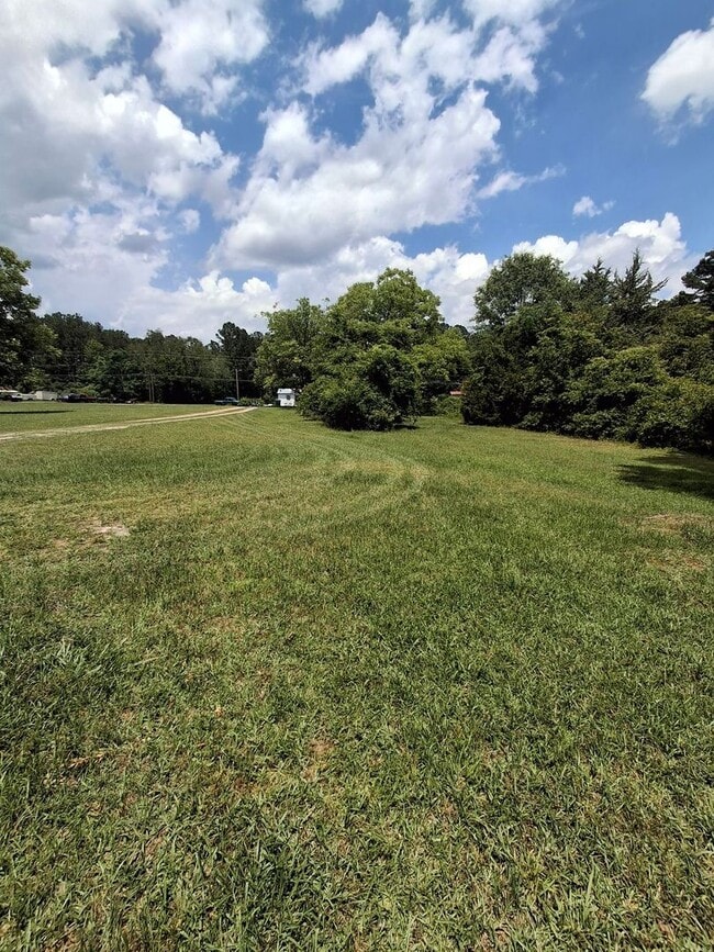 Building Photo - Quiet Country Living