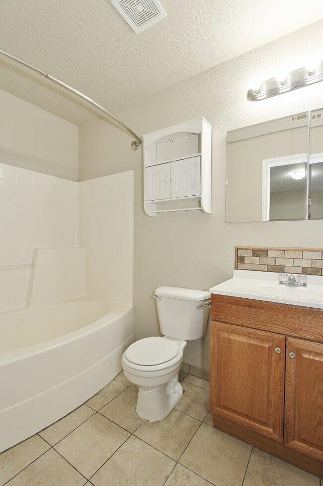 Building Photo - Clean Single-Level Home in Quiet Neighborhood