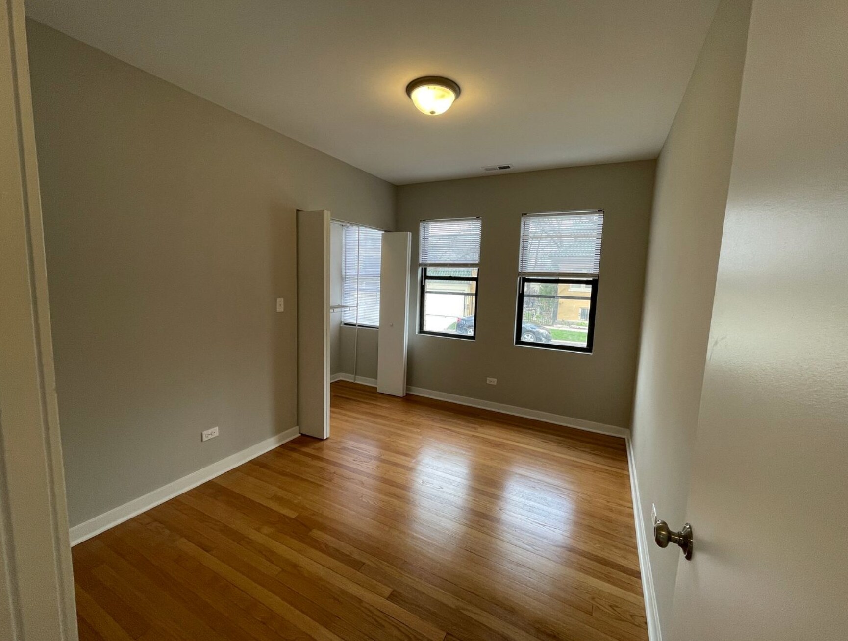 Building Photo - 3225 W Catalpa Ave