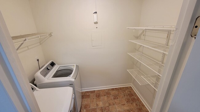 Building Photo - Renovated Condo Available in Sandy Springs!