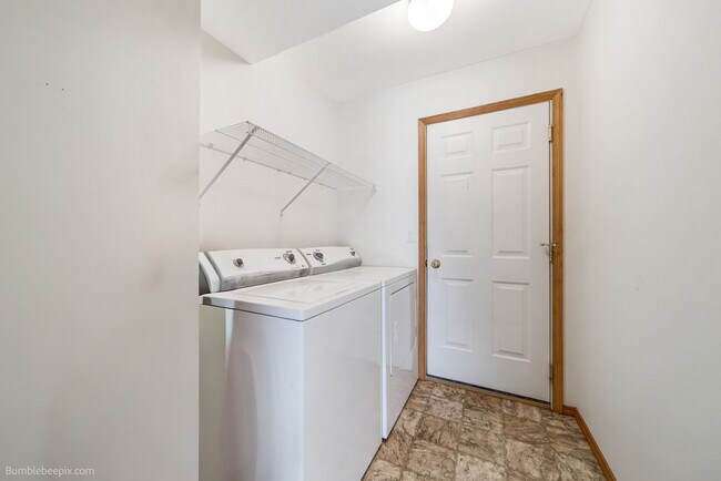 Building Photo - For Rent: Beautiful 3 Bed, 3 Bath Home in Desirable Eagle Ridge