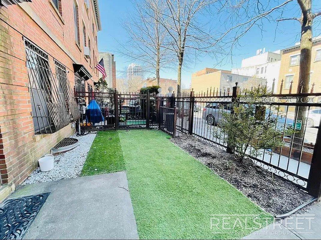 Building Photo - Stunning 1,600 SF Gut-Renovated Duplex Pen...