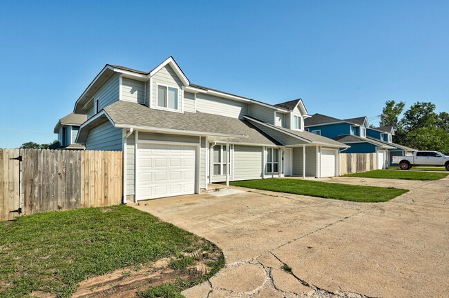 Building Photo - 727 Vicksburg Ave