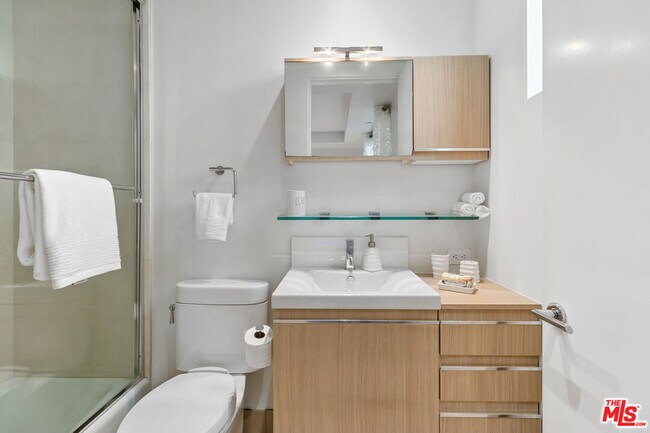 Building Photo - 443 N Palm Dr